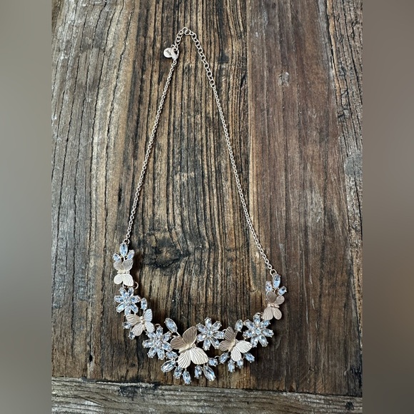Jewelry - Delicate butterflies and Floral Gold Necklace